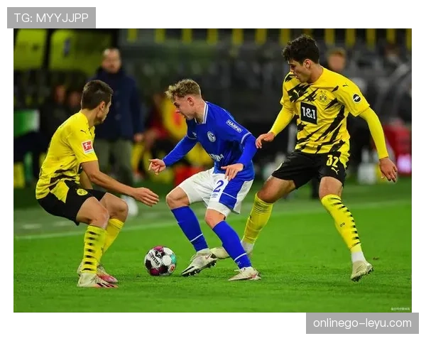 意大利球迷热情与创意点燃赛场,助推足球氛围持续升温 意大利球迷热情与创意点燃赛场,助推足球氛围持续升温