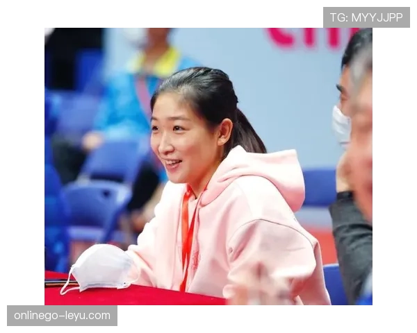 刘诗雯训练间隙偷吃零食，和赛场上那个铁血姑娘判若两人！